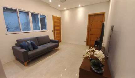 Casa de 2 Dorm,  2 vagas, C/ PISCINA, 105 m² de área útil. Bairro:  MIRIM.