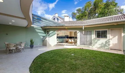 Casa mobiliada para locação em Santa Felicidade, com 287m², 4 quartos, sendo 2 suítes, 1 closet por R$ 9.800,00 – Curitiba/PR