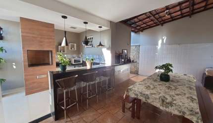 Casa térrea bem localizada, em região nobre!