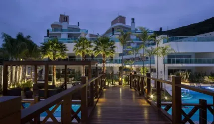 Apartamento frente mar com 4 quartos em Bombas