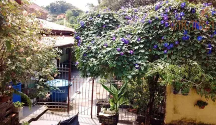 Duas casas, mesmo quintal. Quintal espetacular em terreno de 725 m².