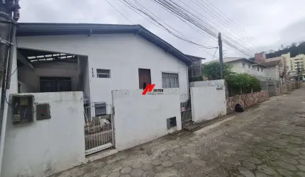 Excelente terreno à venda no bairro Córrego Grande em Florianópolis.