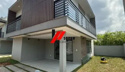 Casa à venda em Florianópolis-SC, bairro Campeche: 3 quartos, 2 suítes, 3 salas, 3 banheiros, 1 vaga de garagem, 182m² de área.