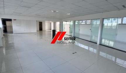 Sala Comercial de Alto Padrão com 300m e 3 Vagas de Garagem no Córrego Grande em Florianópolis