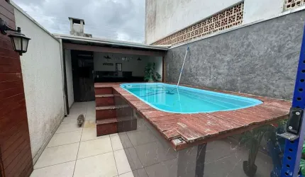 Sobrado com piscina no Centro de Camboriú