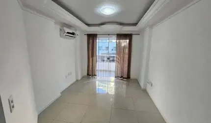 Apartamento com 3 quartos sendo 1 suíte e 2 vagas de garagem quadra mar Balneário Camboriú