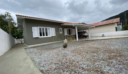 Casa com três dormitórios no São João do Rio Vermelho em Florianópolis