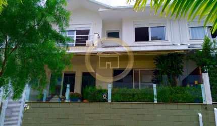 Casa com 3 suítes, tipo triplex em Jurerê Internacional.