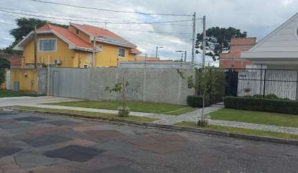 Terreno a venda em ótima localização.
