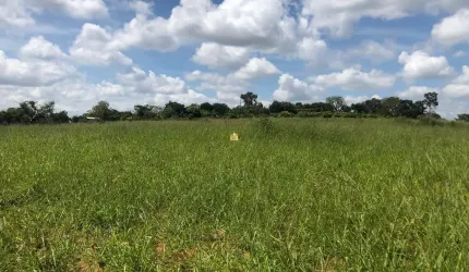 Oportunidade! Terreno de 25.000m² na Vargem, Esmeraldas-MG: lagoa, energia, pasto, poço artesiano. Ideal para sítio, lazer ou moradia. Visite já!