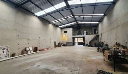 Galpão Comercial à Venda em Esmeraldas-MG, Bairro São Pedro: 6 Salas, 4 Banheiros, 360m² de Área