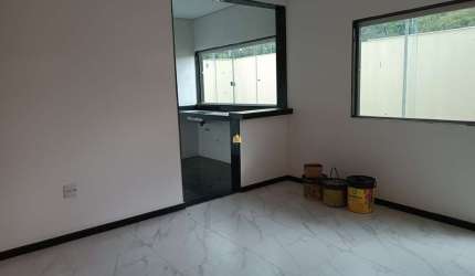 Casa à venda em Esmeraldas-MG, bairro Floresta Encantada: 2 quartos, 1 suíte, 1 sala, 2 banheiros, 1 vaga, 65m².