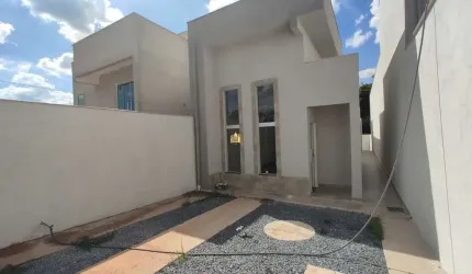 Casa à venda em Esmeraldas-MG no bairro São Pedro: 3 quartos, 1 suíte, 1 sala, 2 banheiros, 2 vagas de garagem, 80m².