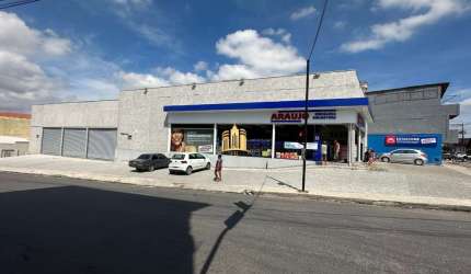 Loja comercial de alto padrão para locação no Centro de Esmeraldas-MG: 2 salas, 1 banheiro, 2 vagas de garagem, 99,60 m² de área.
