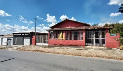 Casa para Locação Santa Quitéria: 3 Quartos, Quintal e 4 Vagas - R$1.200!
