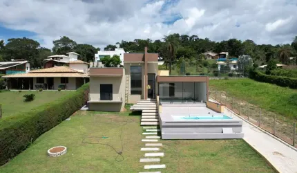 Casa à Venda Condomínio Solar das Palmeiras: Suíte com Closet, Piscina Infinita e Área Gourmet!
