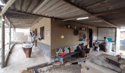 Casa comercial à venda em Esmeraldas-MG, bairro Dumaville: 2 quartos, 1 sala, 1 banheiro, 100,00 m².