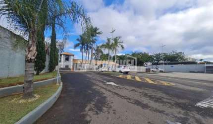 Casa em condomínio com 3 suítes, 6 vagas, piscina e lazer completo!