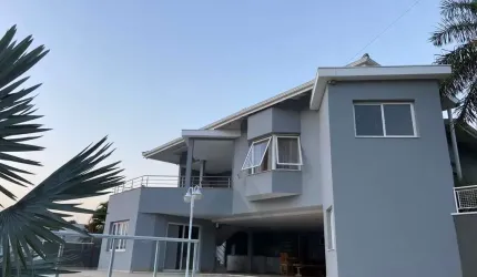 Linda Casa de Alto Padrão em Condomínio na Vila Hípica, Vinhedo-SP: 3 Quartos, 1 Suíte, 3 Salas, 4 Banheiros, 4 Vagas - Oportunidade!