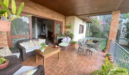 Linda casa em condomínio à venda em Vinhedo-SP - 4 quartos, 4 suítes, 3 salas, 5 banheiros, 6 vagas de garagem - Condomínio Santa Fé 360m²!