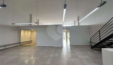 Prédio inteiro à venda ou para locação em Vila Regina - SP