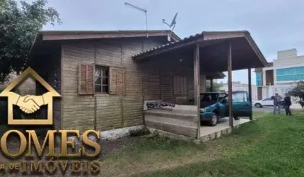 LINDA CASA DE MADEIRA EM IMBÉ