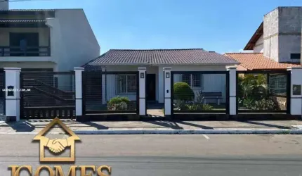 LINDA CASA EM REGIÃO DE MORADORES