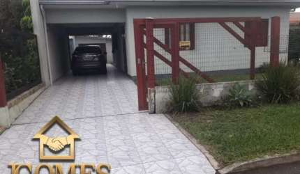 Casa com dois dormitórios a poucas quadras do mar