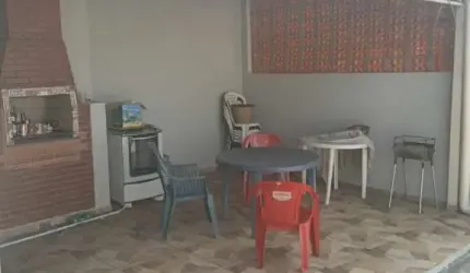 Casa Térrea em Valinhos com 3 dorms. c/suíte e 3 vagas de garagem