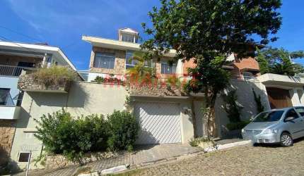 Sobrado de 350m² com 4 quartos em Horto Florestal