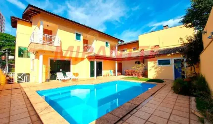 Sobrado de 450m² com 4 quartos em Jardim Floresta