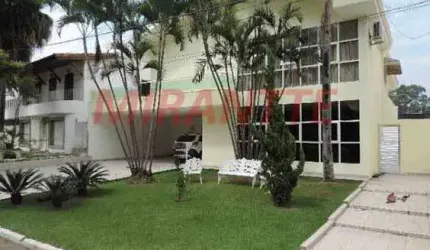 Cond. fechado de 800m² com 4 quartos em Alphaville