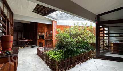 Casa à venda em Córrego Grande com 232 m², 3 quart