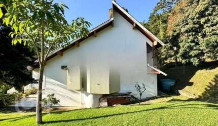 Casa à venda em Itacorubi com 358 m², 4 quartos, 3