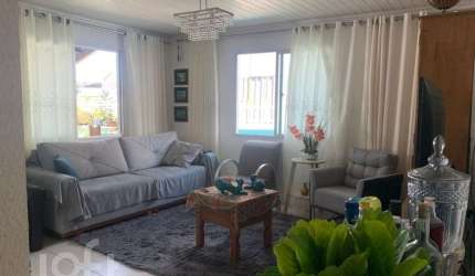 Casa à venda em Carianos com 275 m², 3 quartos