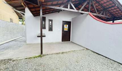 Casa de 2 dormitórios para locação no Carianos