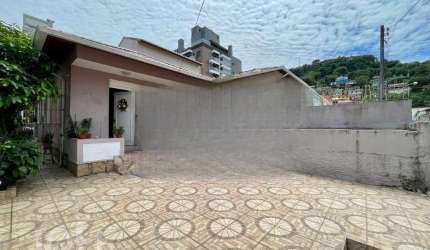 Casa à venda em Centro com 90 m², 3 quartos