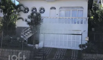 Casa à venda em Centro com 135 m², 4 quartos, 1 su