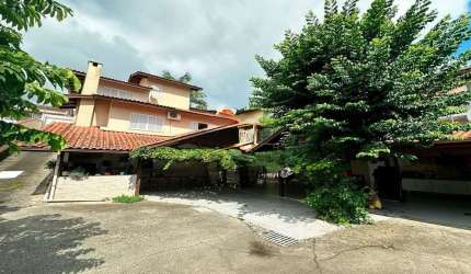Casa de 5 dormitórios para locação na Trindade