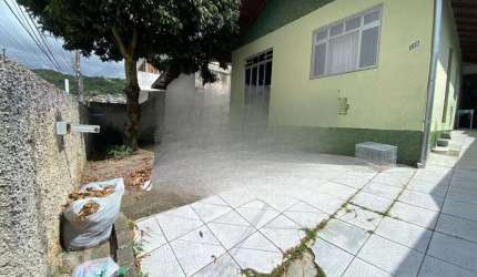 Casa à venda em Agronômica com 250 m², 4 quartos,