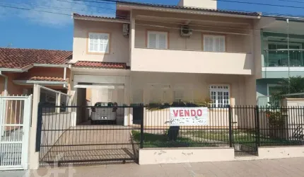Casa à venda em Balneário com 237 m², 5 quartos, 1