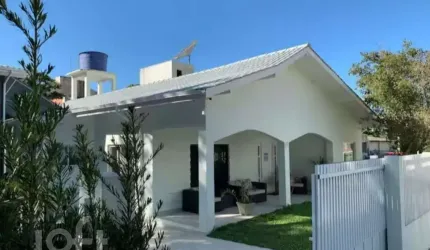 Casa à venda em Canasvieiras com 250 m², 7 quartos