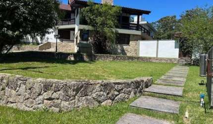Casa de 4 dormitórios à venda no Cacupé