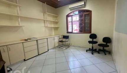 Casa à venda em Centro com 144 m², 4 quartos, 1 va