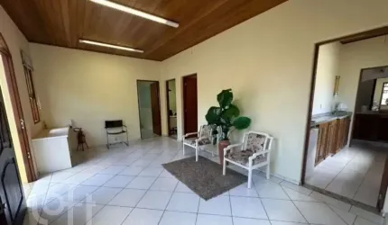 Casa à venda em Centro com 144 m², 4 quartos, 1 va