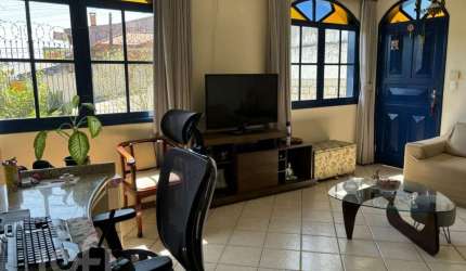 Casa à venda em Coqueiros com 150 m², 3 quartos, 1