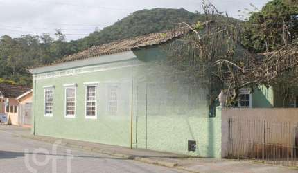 Casa à venda em Sambaqui com 225 m², 3 quartos