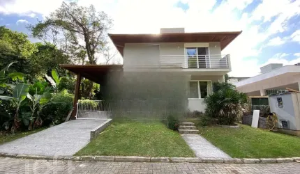 Casa à venda em Costeira do Pirajubaé com 230 m²,
