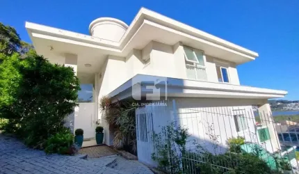 Casa de 5 dormitórios no bairro Cacupé