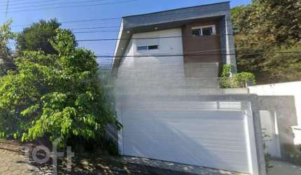 Casa à venda em Agronômica com 230 m², 4 quartos,